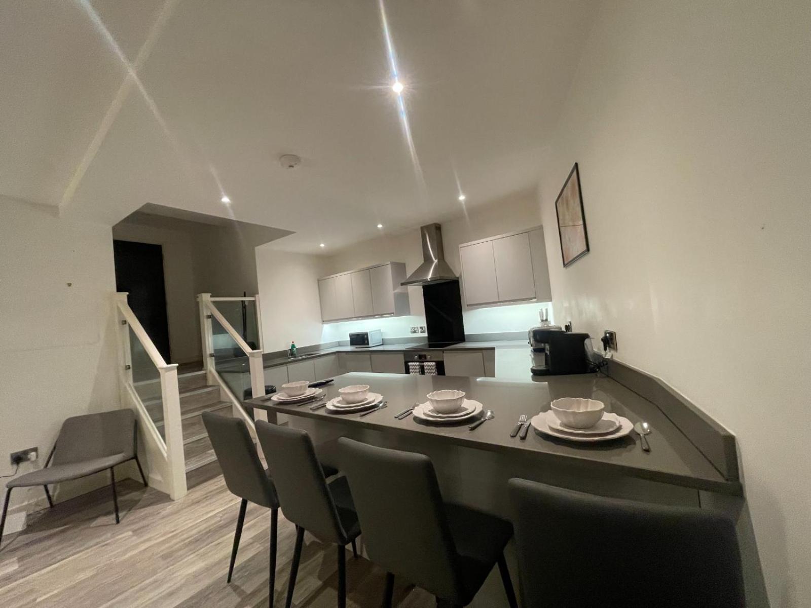 Luxe - 4 Beds - Sleeps 6 People -