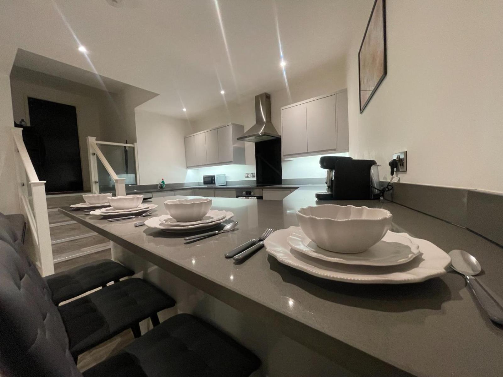 Luxe - 4 Beds - Sleeps 6 People -